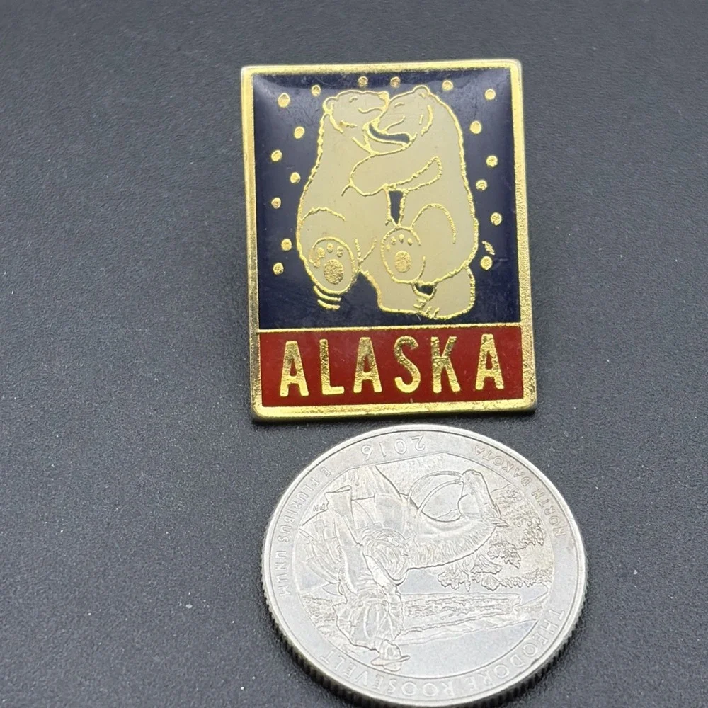 Alaska‎ Polar Bears Hugging Dancing Lapel Hat Pin